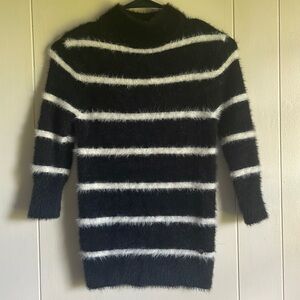 💥CLEAR OUT Volcom Woman’s Black and White 3/4 Sleeve Eyelash Sweater Top
